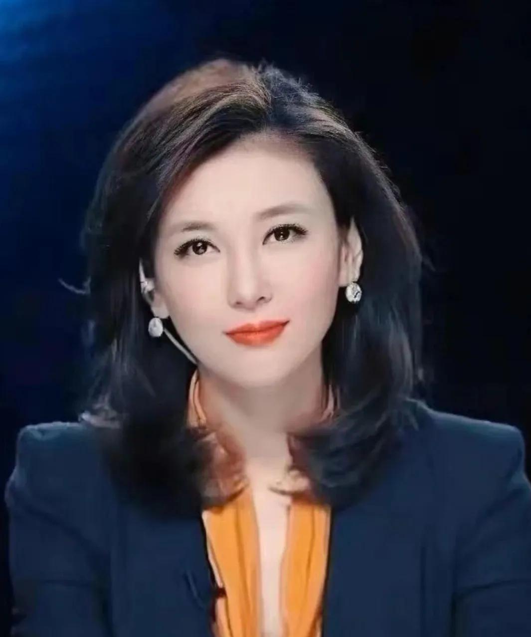 #发一张你相册里最漂亮的照片#说心里话，看“海峡两岸”栏目就是奔着李红来的！