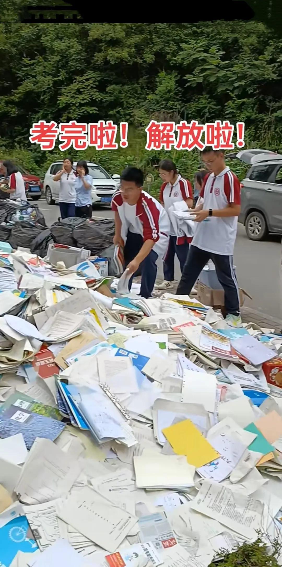 懵懂的少年
   不知道当家长们看到此情此景有什么想法？都说书中自有黄金屋，这样
