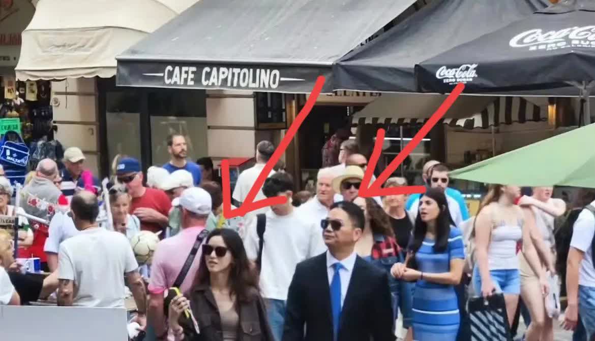 不送外卖的刘强东，
又拉着奶茶妹妹出去乱逛了。
他穿上黑西装戴上大墨镜，一手