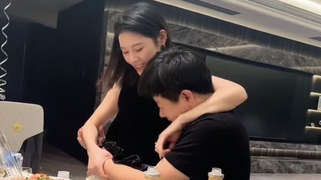 班花参加同学会，超高颜值惊艳全场，男同学太激动没抱稳双双倒地