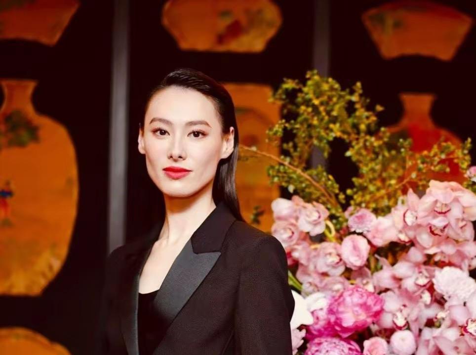 36岁的梁洛施与45岁导演马浴柯恋情坐实，两人活动、用餐皆手牵手，甜蜜尽显。消息