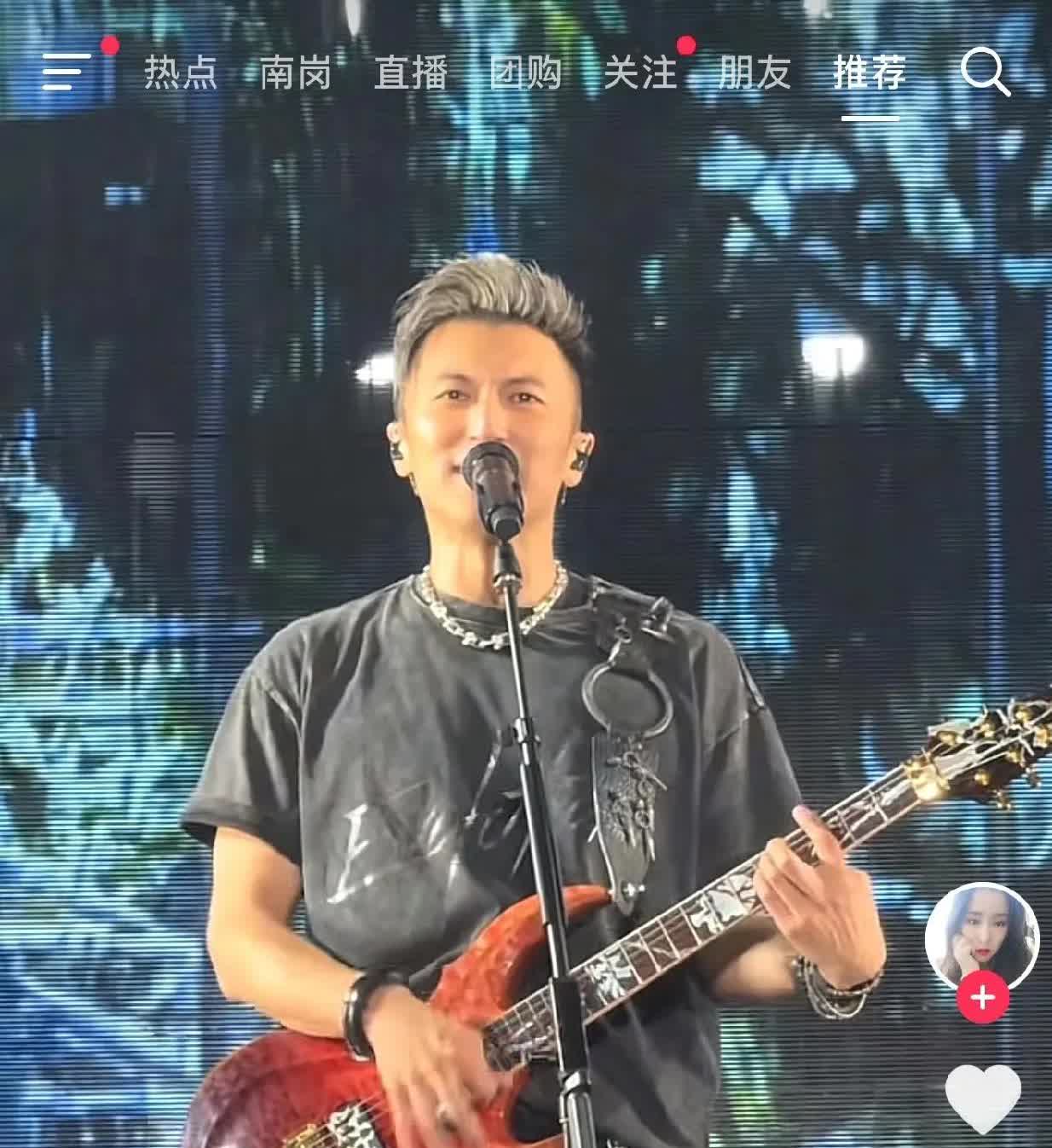 本来还沉迷谢霆锋的盛世美颜，结果被一条神评瞬间拉回现实[允悲]