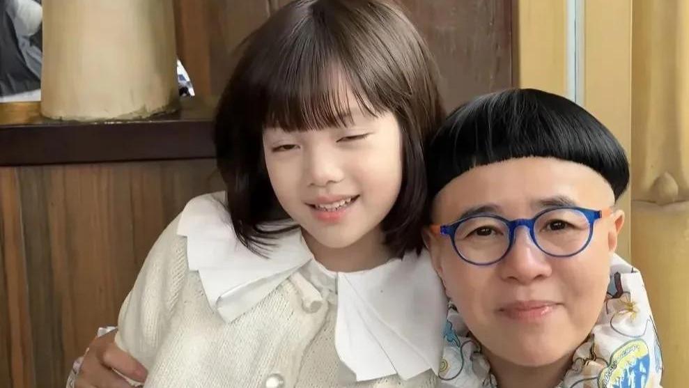 59岁金龟子河南游玩，依旧童心未泯？造型争议背后是时代的眼泪？