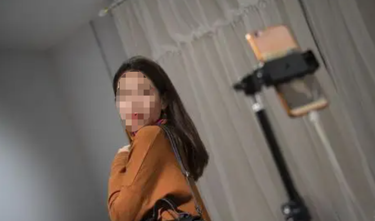 “以为是真爱，结果是想把手伸进你口袋。”2025年2月，山东一大哥打赏女主播，以