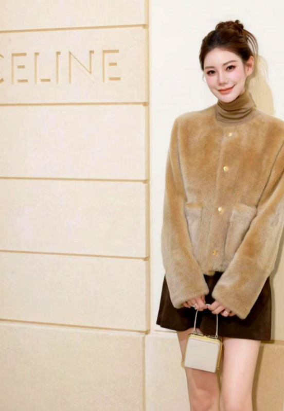 筱梅穿CELINE那件棕外套，不是撞款，是精准卡点。
品牌今年主推70年代左岸风