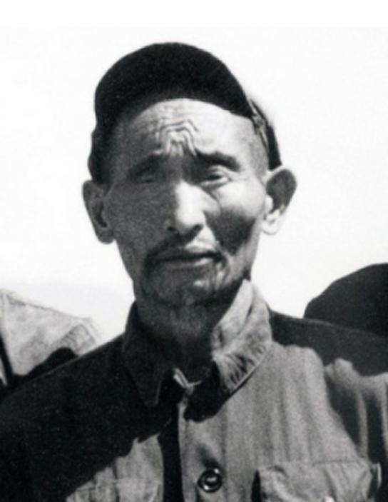 1952年大凉山深处，解放军从奴隶主手中解救出一名双眼溃烂的汉人。当他说出"帅士