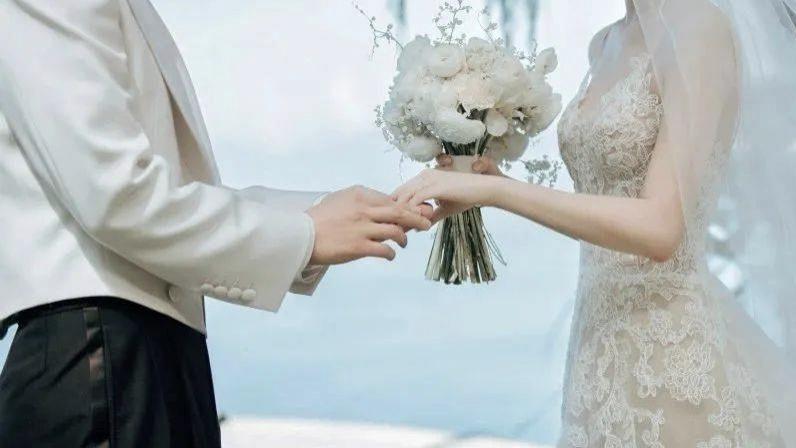 向太透露富家女男演员婚变，网友秒解码！