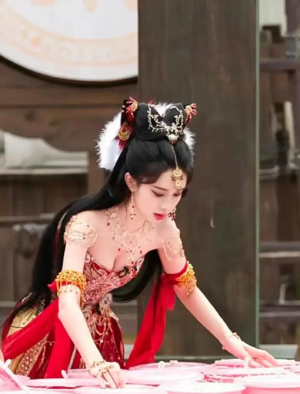 孟子义这造型，可以饰演苏妲己了，当然纣王肯定不是徐志胜那样的。上次他们两个饰演纣