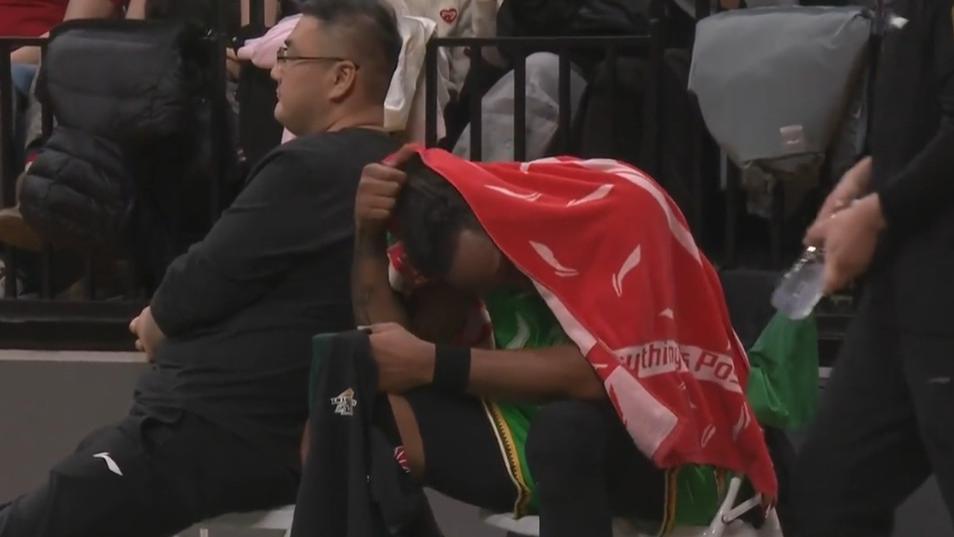 轰33分还是惨败！硬汉也止不住落泪，粤迷评论区落井下石，太讽刺