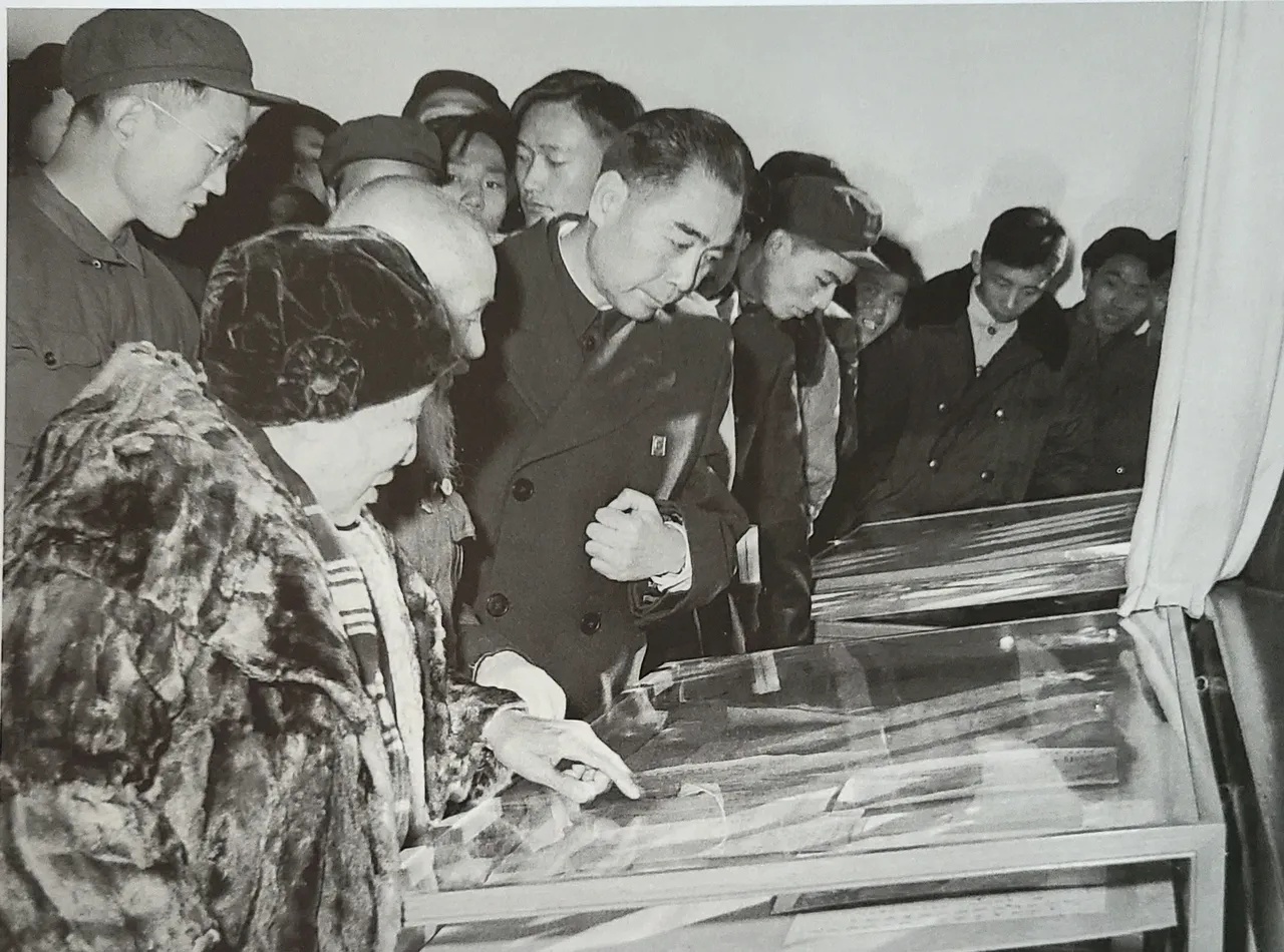 1956年11月12日，在孙中山先生诞辰90周年之际，周总理率领首都各界人士前往