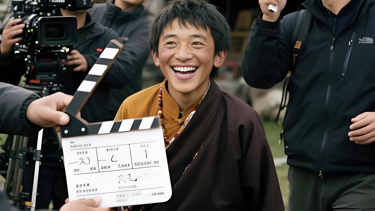 丁真拍戏迷路对着镜头笑，网友：他眼睛里的光没被娱乐圈吃掉