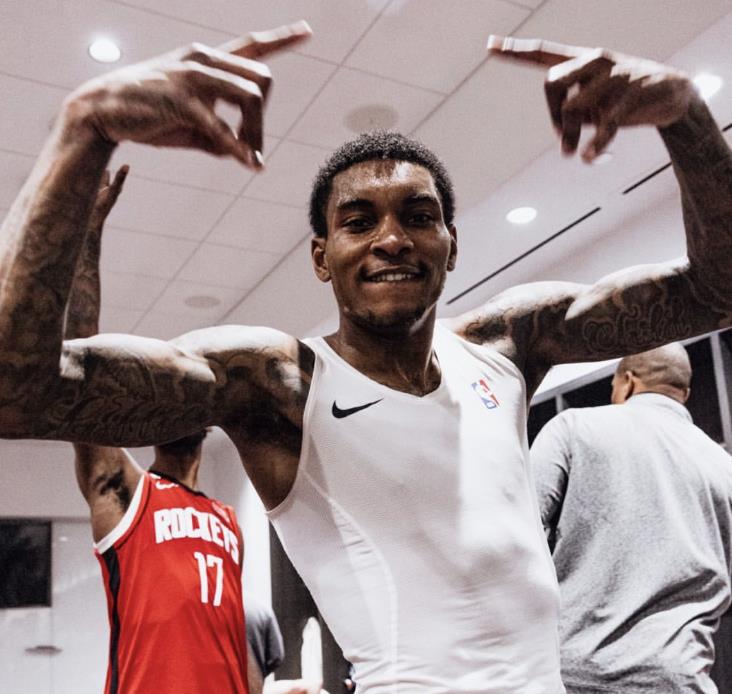 5年之前，哈登离开火箭之后，火箭队的主力控卫除了沃尔，比较靠谱的球员，就是当时的