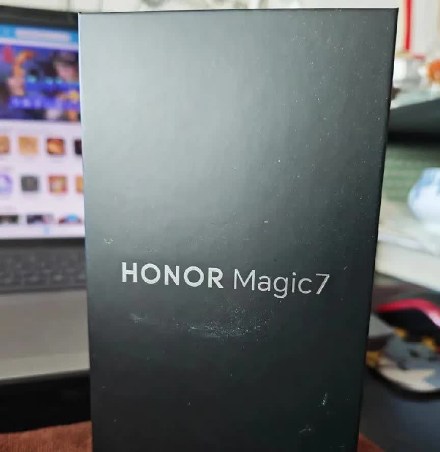 1070元跳水！荣耀Magic7：卫星救命+摔不坏金刚，真香了？
 
看荣耀