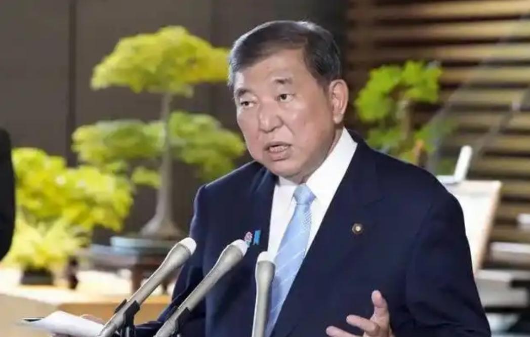 这哪是他自己怂，分明是被国内那股邪火逼的。追根溯源，还得从二战结束说起，从日本一