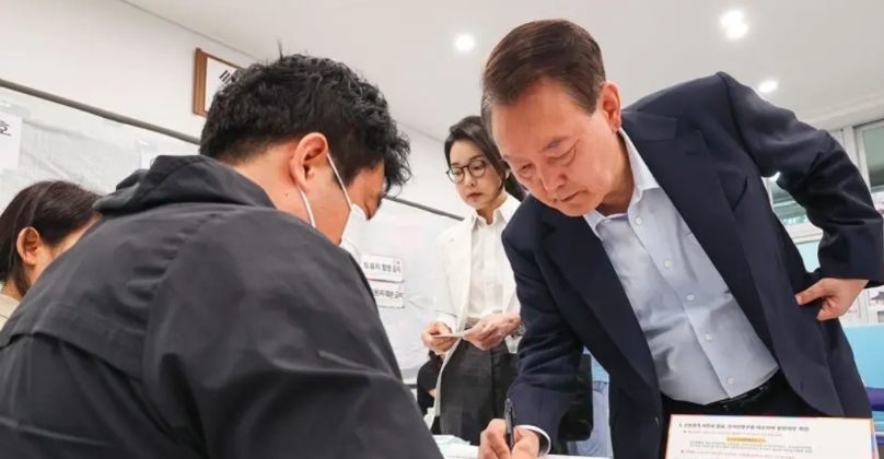 尹锡悦心情大好

当地时间6月3日，尹锡悦现身投票站完成投票，他的出现也引起了很