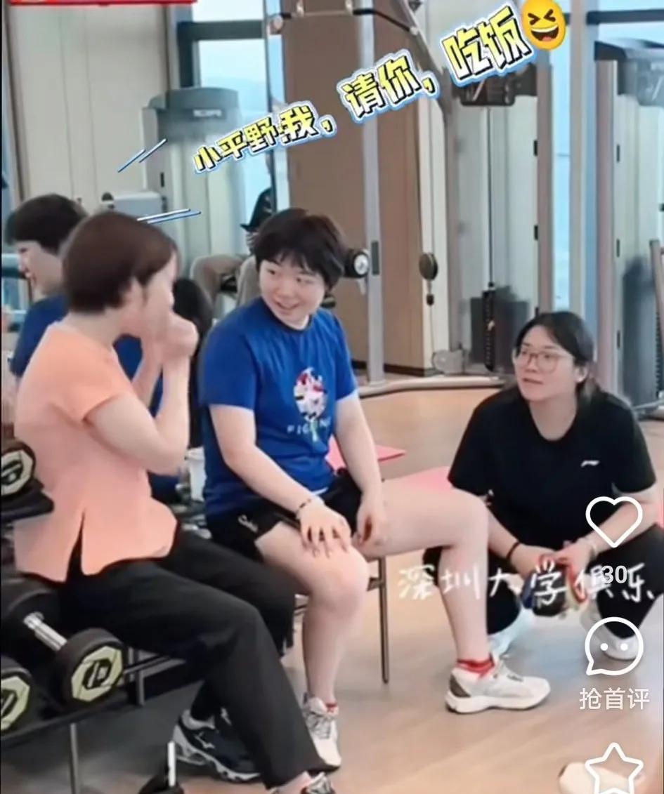 平野对蒯曼说：我，请你，吃饭。
看来平野跟蒯曼相处很愉快，在厦门打乒超，蒯曼每天