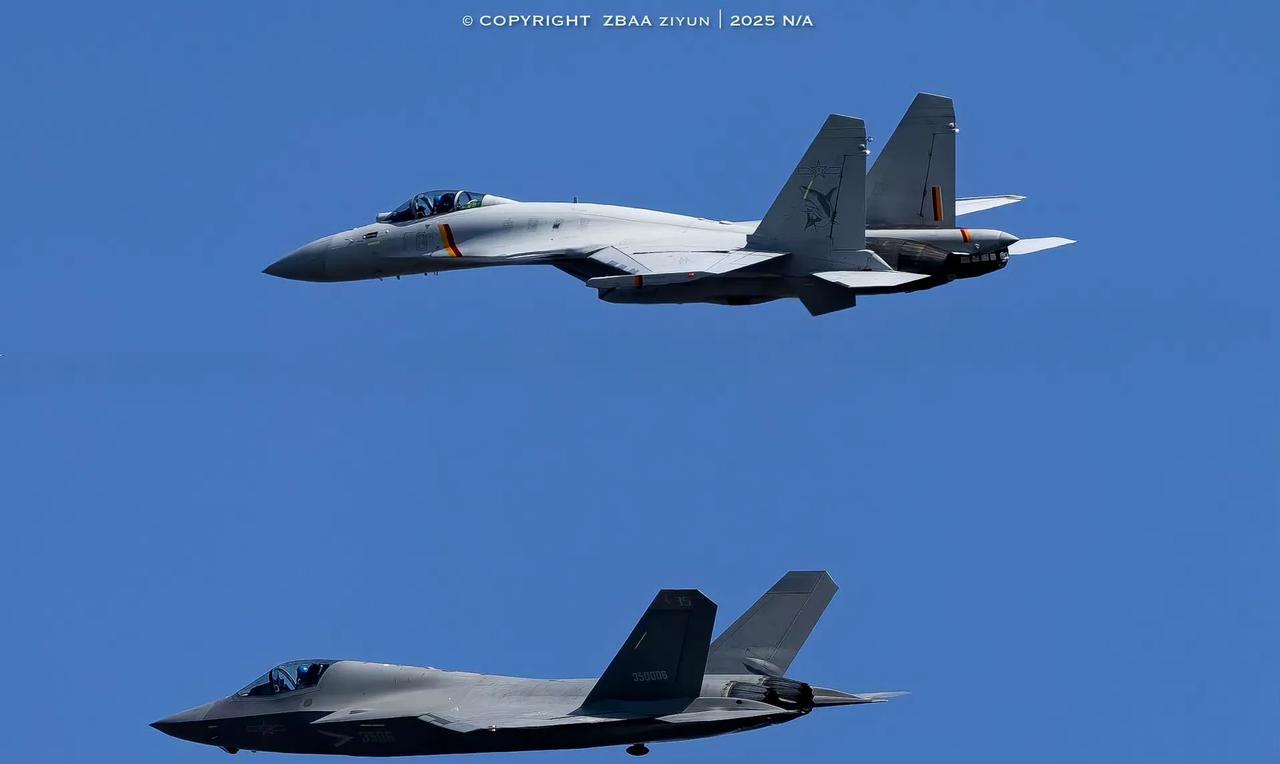 九三胜利日阅兵式，空中编队彩排训练。
图片均来自网络。
现在空中编队基本都抢先看