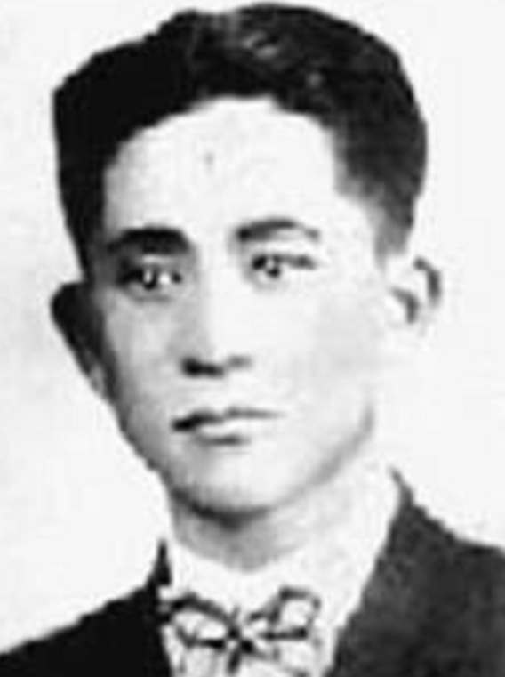 1923年，车耀先被敌人打碎颅骨，战友以为他死了，便脱掉他的衣服，丢进弹坑，就地