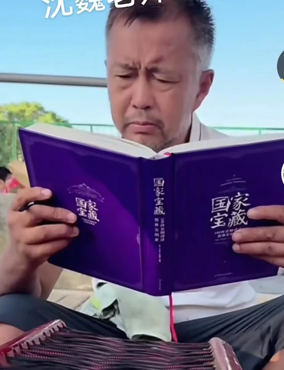 有人问沈老师：陈佩斯和赵本山谁是小品之王？
沈老师面对这样二选一的问题，一般不