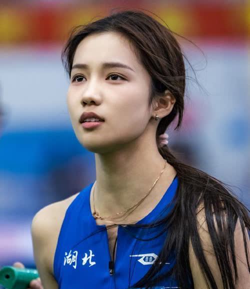 中国女子跳高运动员邵雨琪，02年出生，湖北队运动员，来自武汉，
她没有能够出现