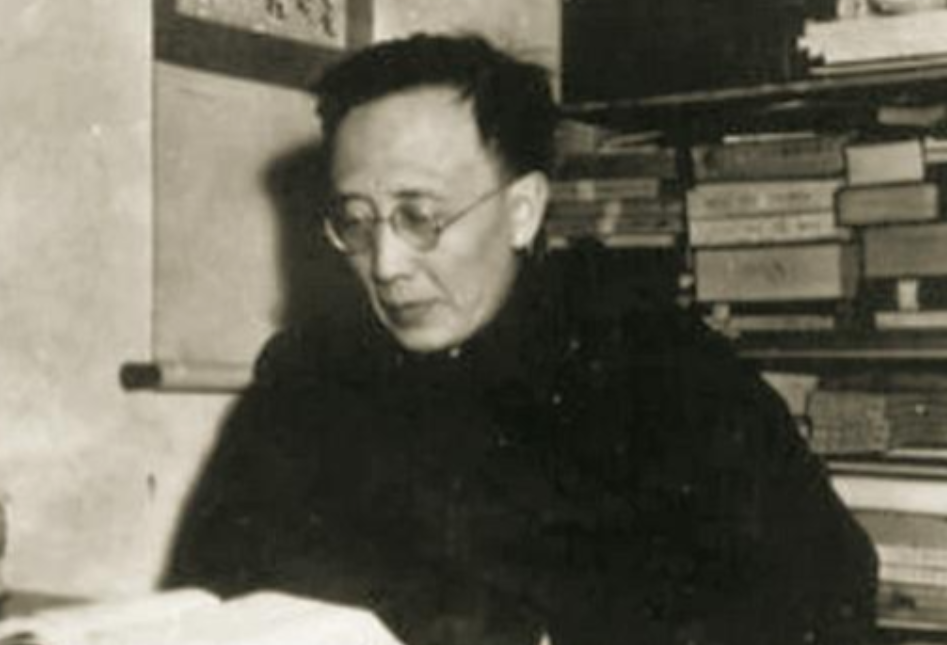 1959年的一场晚宴上，郭沫若自信满满地拍着旁边的溥仪，邀请他为自己当助理，但溥