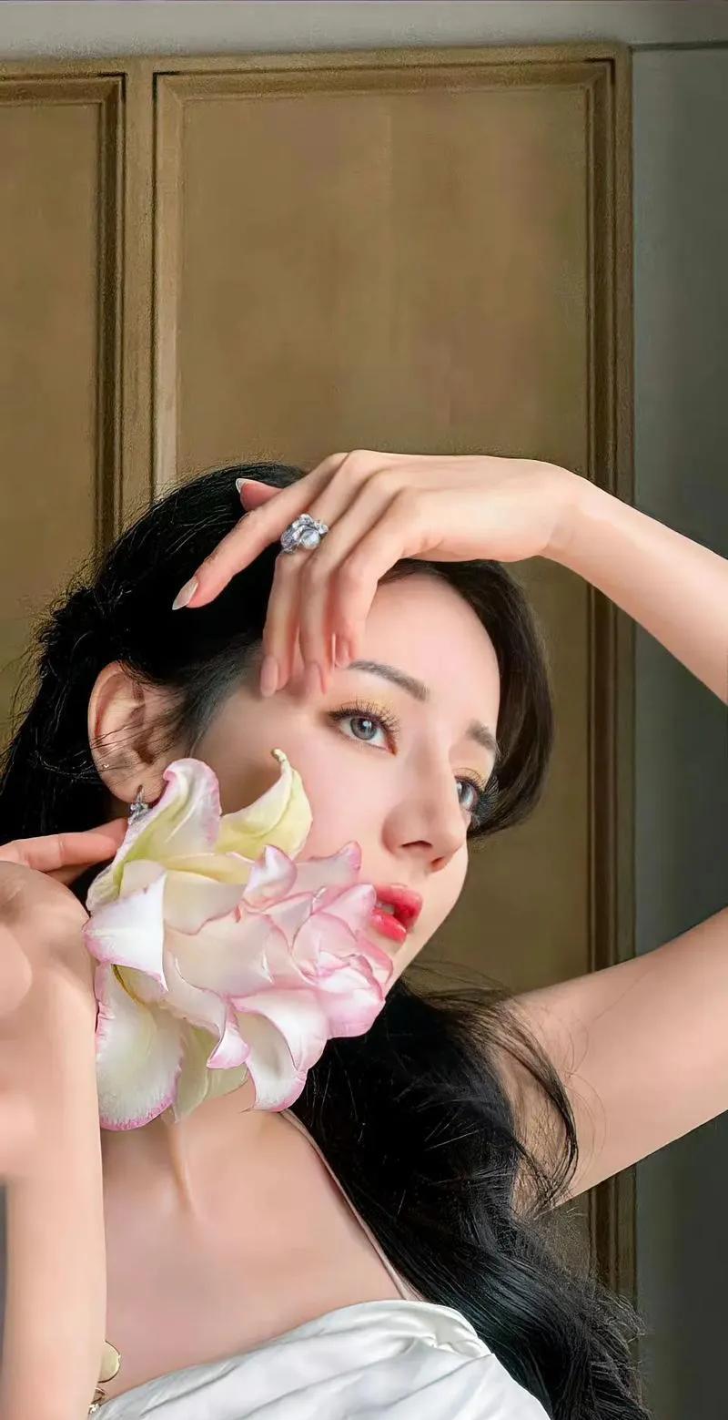 #迪丽热巴可爱美照#