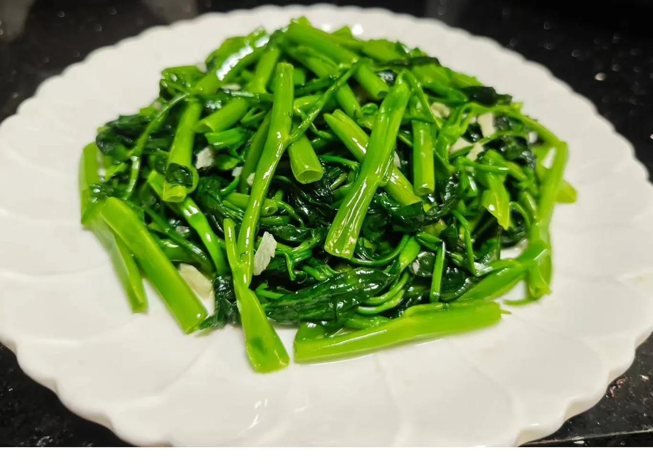 [彩虹]人生喜忧各参半，快乐还得是干饭。
[彩虹]吃午餐啦：炒空心菜+蒸排骨
[