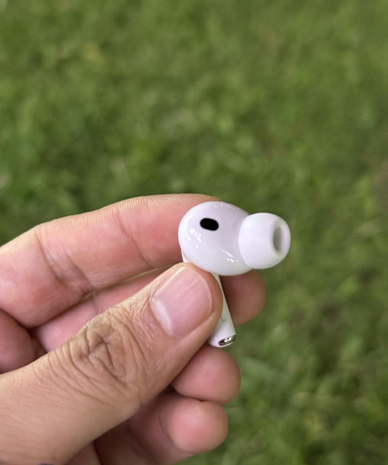 晚上骑车，发现AirPods Pro 3的抗风噪能力强了好多！
不知道是新的耳塞