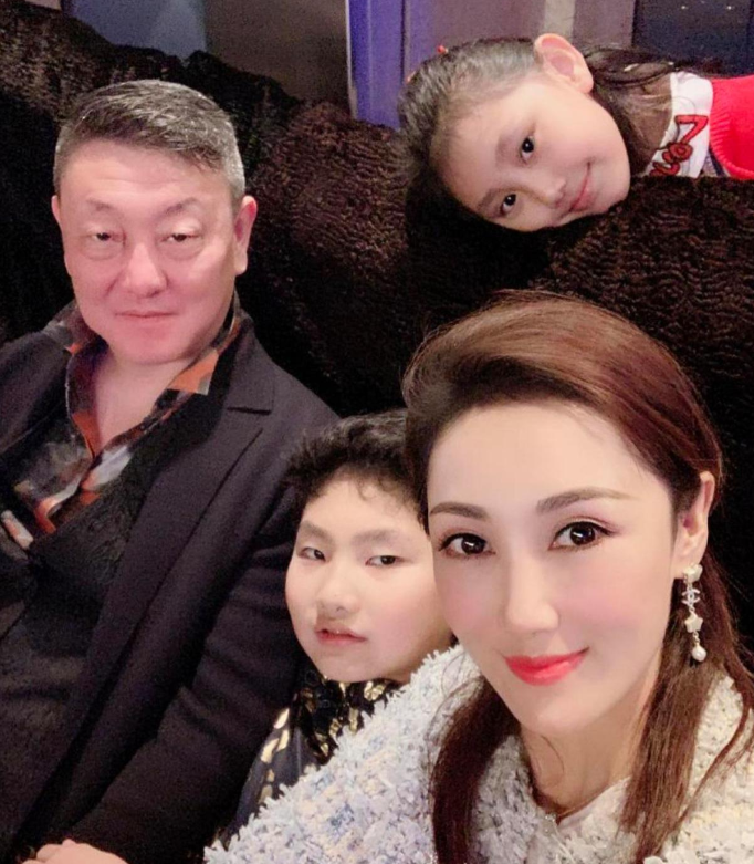 韩磊的瓜是假的吧？
他妻子其其格可不是一般人，不仅比他小18岁，本身也是歌手，长
