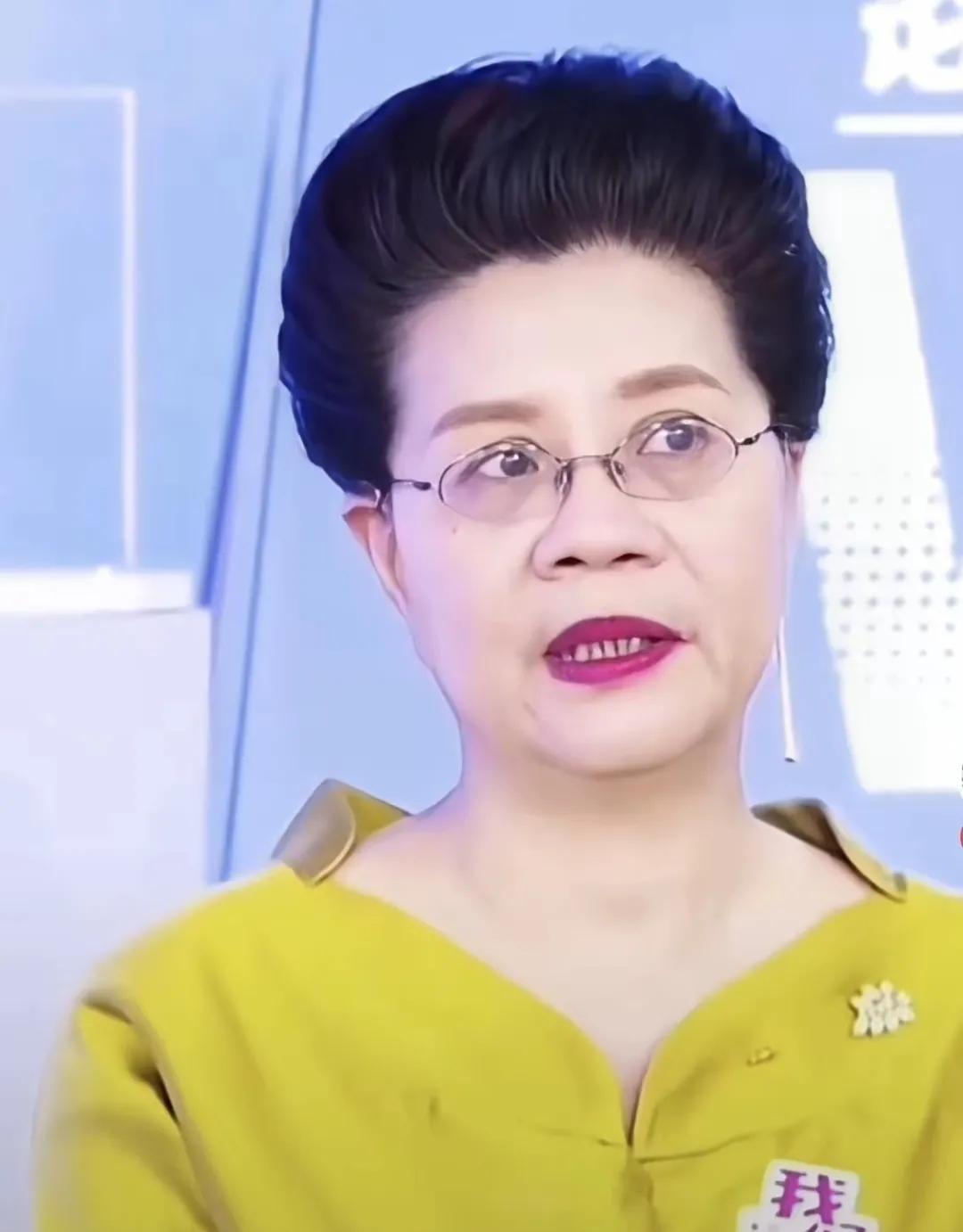 俞渝换了发型，多了一份温婉柔和，作为事业成功的女强人，那份智慧犀利是不变的，前夫