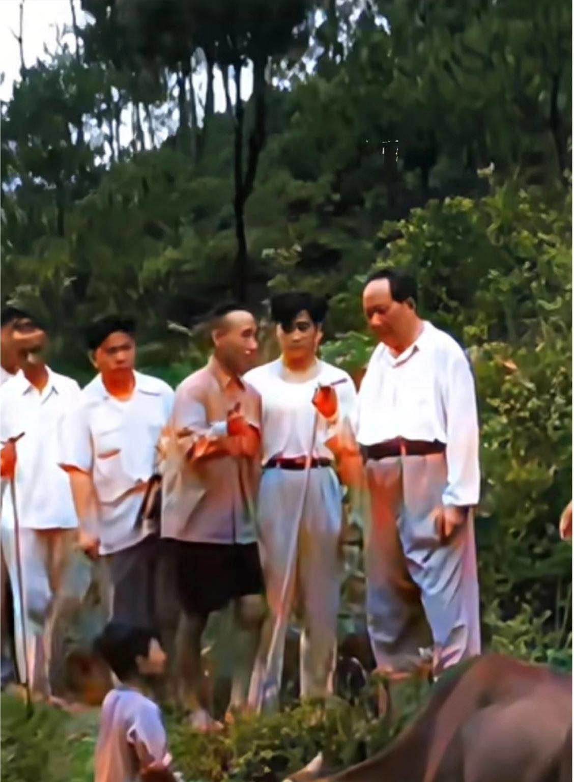 那位昔日与伟人交谈的牧童，假如依旧在世，如今或许已年逾古稀了吧？他与伟人的那次邂