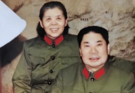 1990 年，79 岁的杨得志新婚，迎娶了石莉，结婚当晚，杨老将军握着石莉的手，