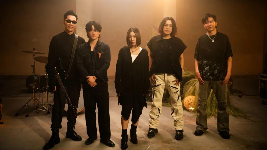 小男孩乐团十周年携手hue主唱知更！摇滚力作《一遍一遍》燃烧内在黑暗