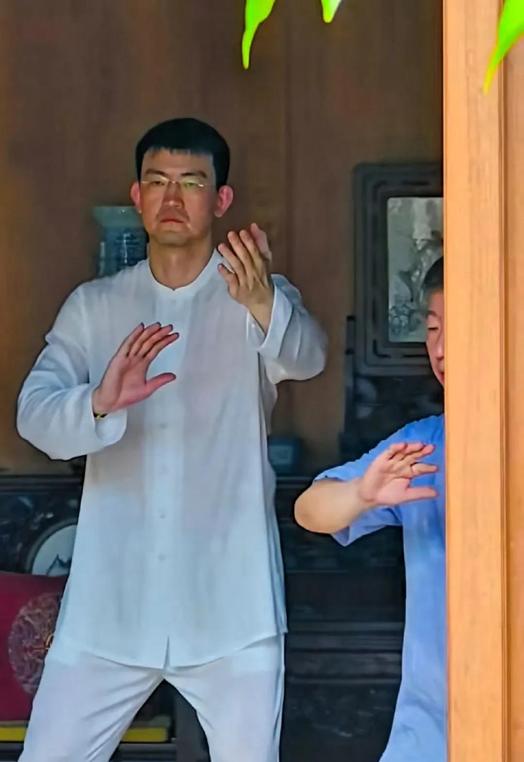 新科CBA冠军教头王博，休赛期以静制动，正在练习太极拳！以柔克刚，四两拨千斤，王