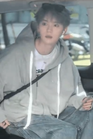 网友：鹿晗是怎么做到，一会好看一会不好看的。
粉丝：这是我家周翊然好吧！
路人：