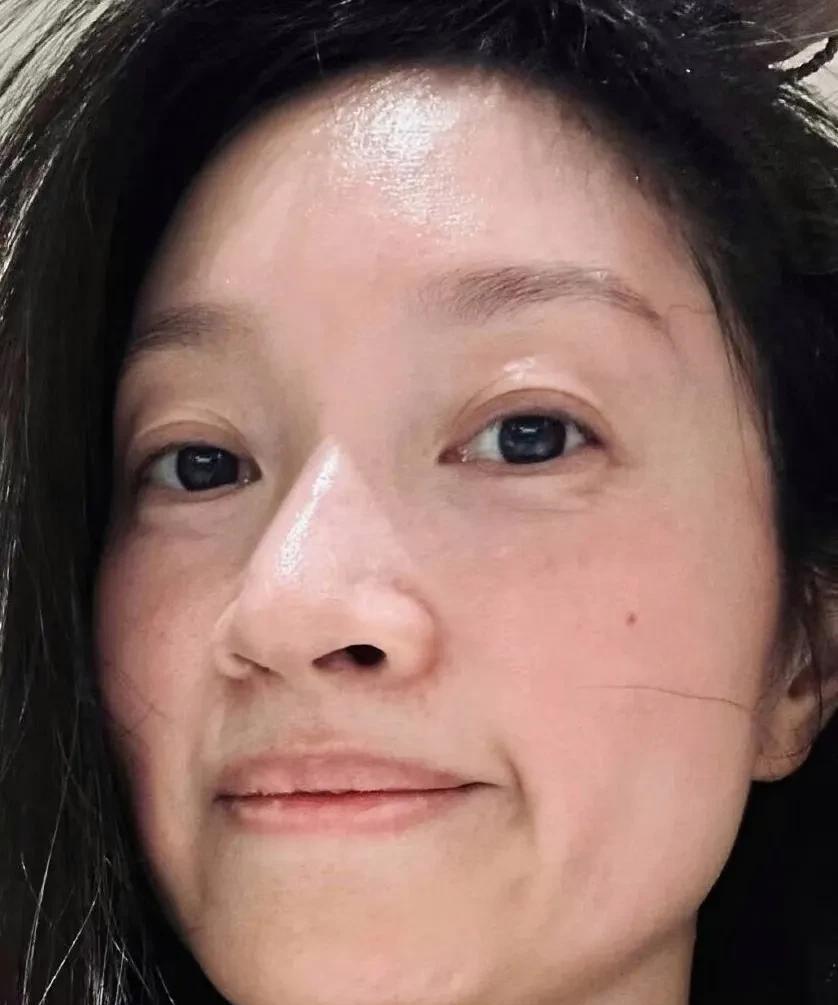 她真的太真实了，沈佳妮的美一般人薅不住。
沈佳妮走的是天然纯朴素颜路线，从来不化