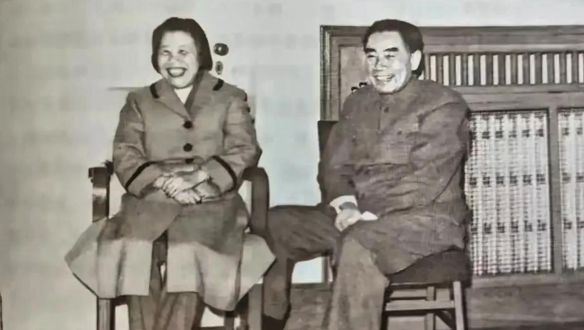 珍贵的一张照片。
这是一场周恩来总理和夫人邓颖超在西花厅的合影留念，既温馨又温暖