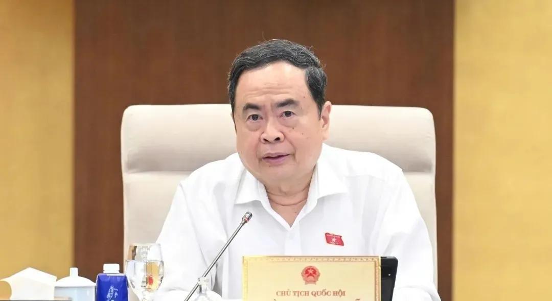近日，越南国会就修改《教师法》展开激烈讨论。有人建议教师工资应翻两三倍，以此来吸