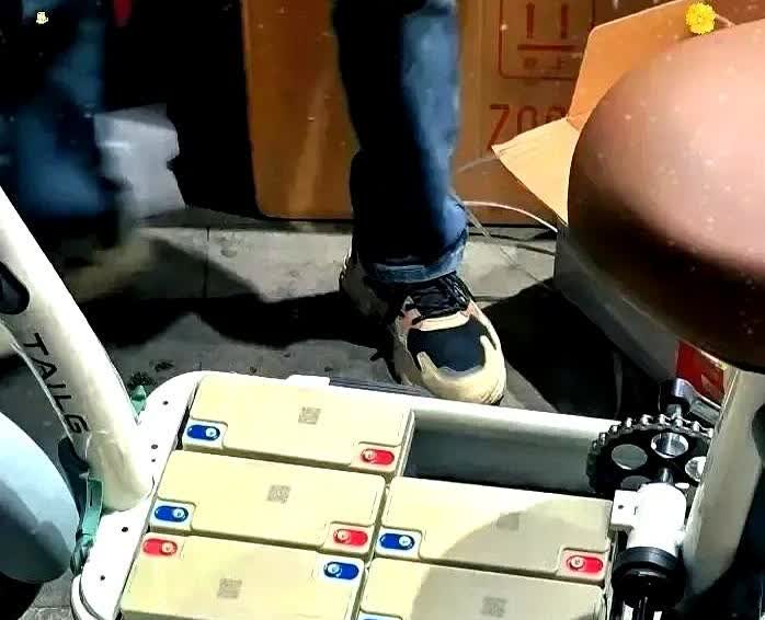 朋友去买电动车直接被整不会了！

看到电瓶仓能塞下6块电瓶，想着加钱升级直接