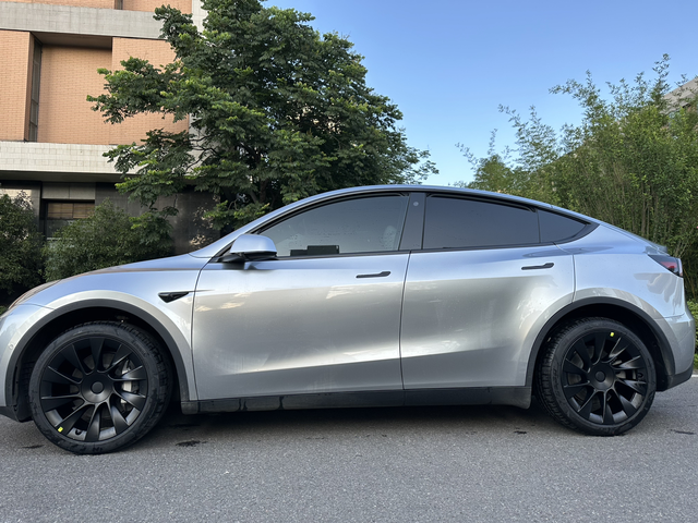 19寸升级成20寸了选的倍耐力pz4
感觉更颠了一点，胎噪也变大了