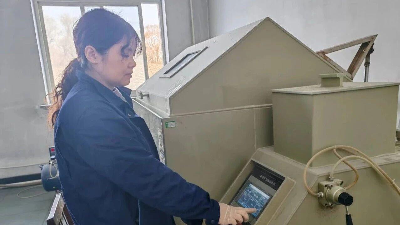 以“严”为尺 护航质量的检测排头兵——记辽沈集团计量理化中心检测员康晶