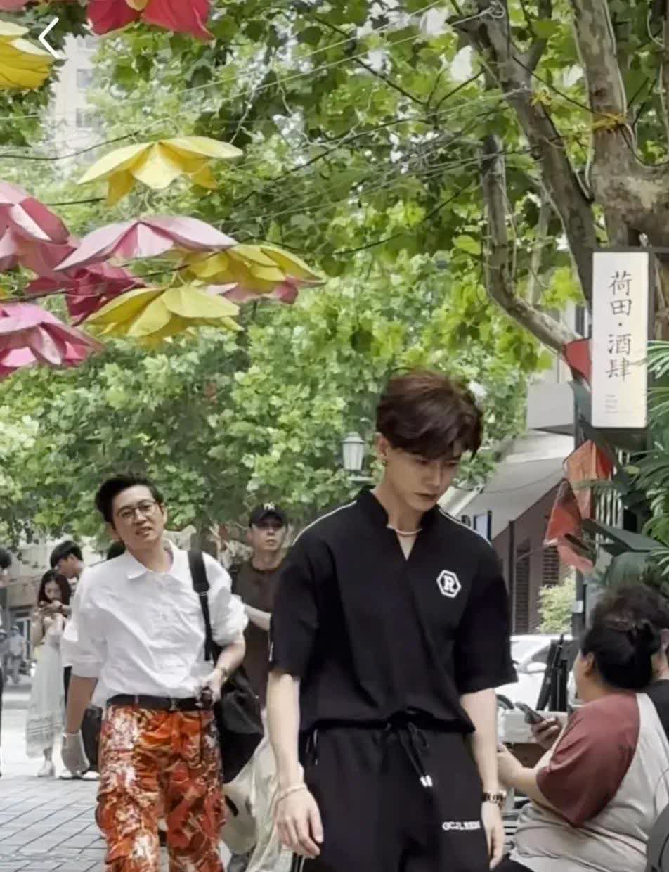 @任嘉伦 [祝福]
任嘉伦今天在青岛也没闲着
沉淀是不存在的
做了妆发
