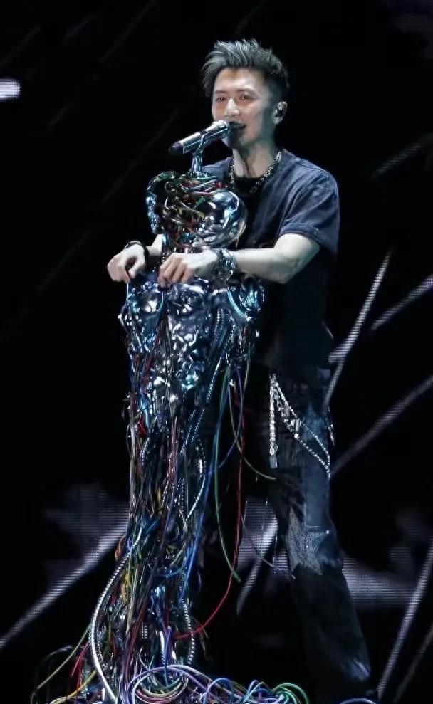 谢霆锋演唱会王菲现身，
低调地坐在角落，
自然松弛的状态“很王菲”
皮肤白皙细腻