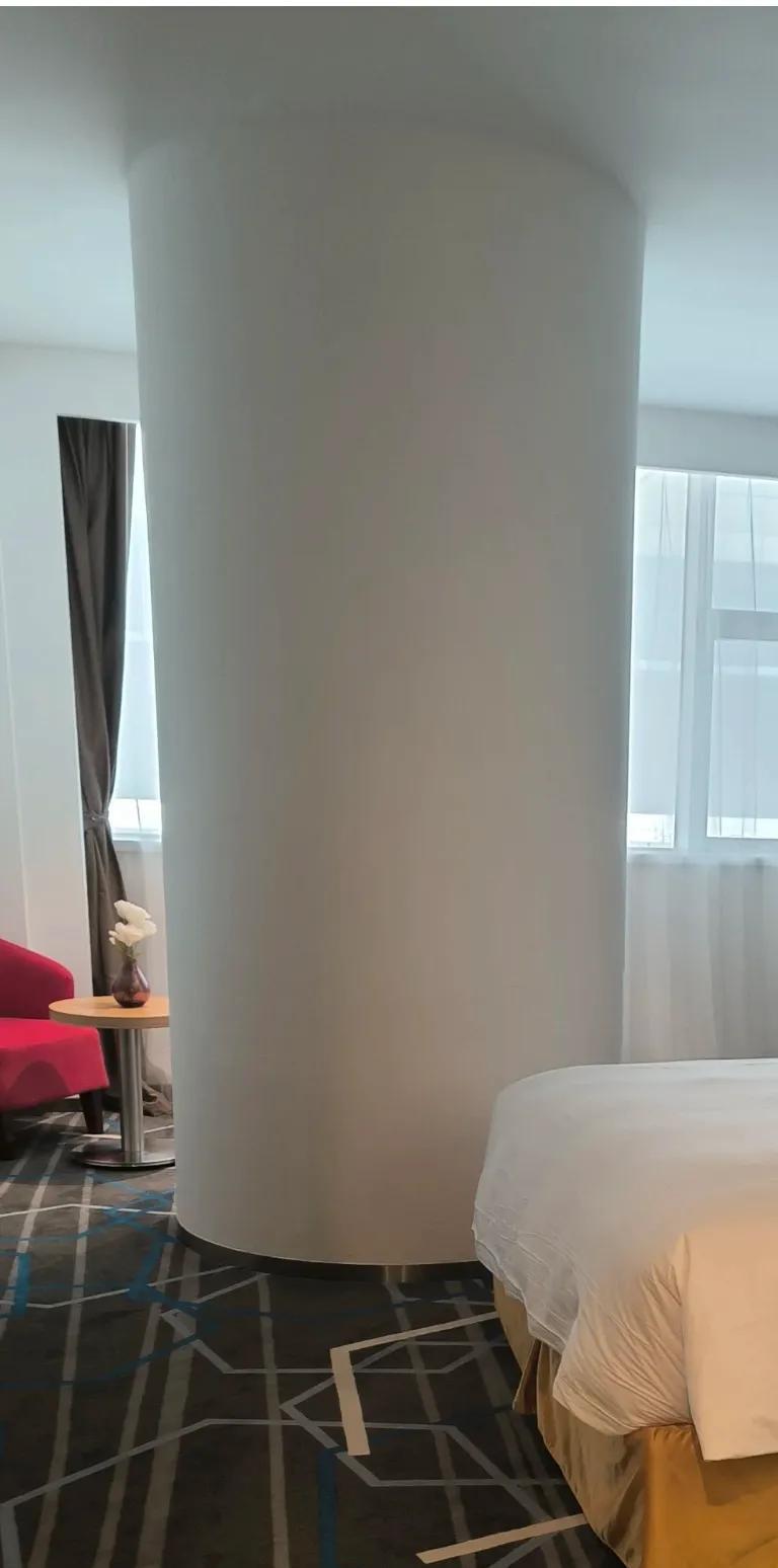前台说房间有个柱子你不介意吧
我说我不介意
然后入住房间后
我真的挺介意的。。。