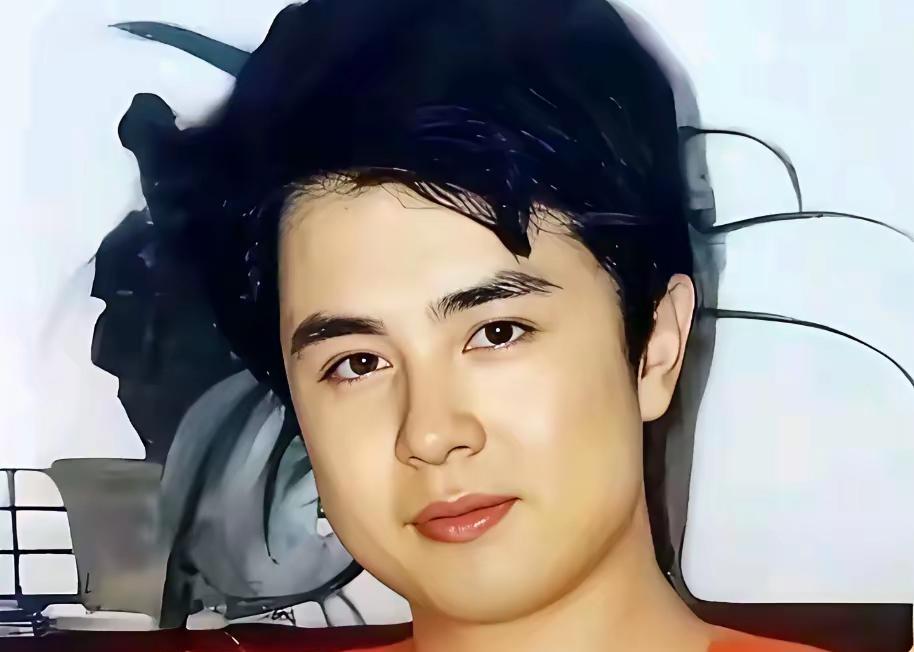 徐少华18岁时英俊潇洒帅气，无可挑剔。不止长得出众，人品也好，运气也佳。
不得不