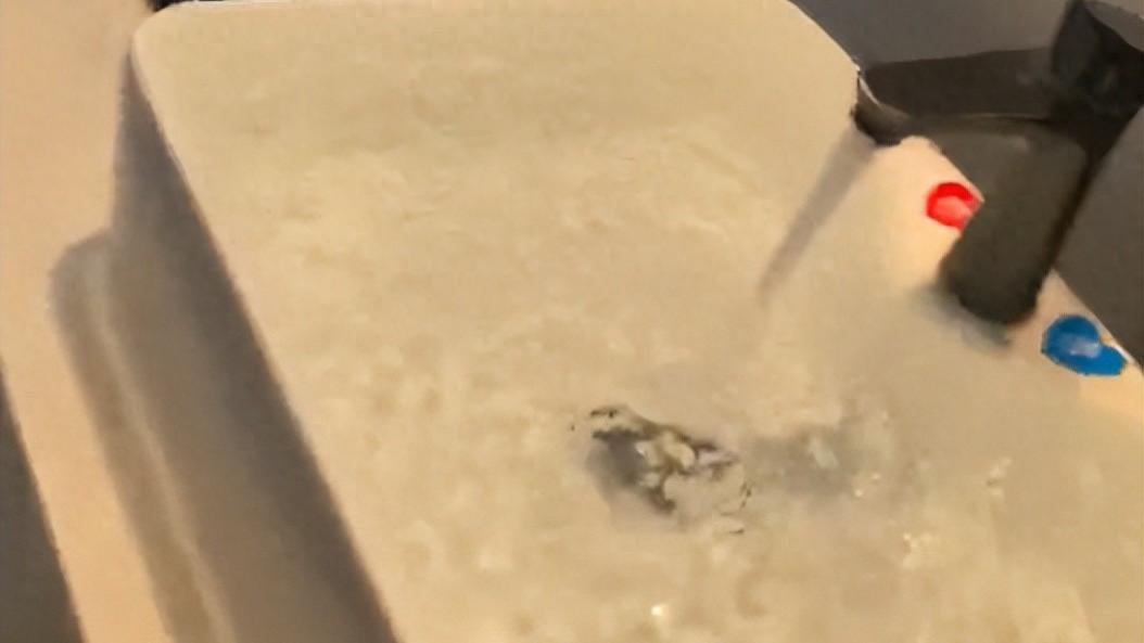 108元订房退款不成，女子怒开水淹酒店！最终赔偿近3万元，维权变违法引热议