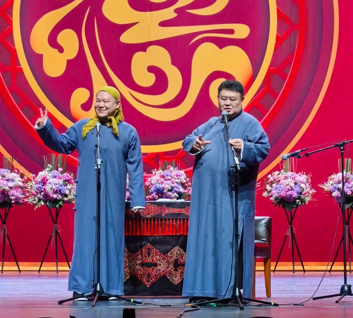 我闺蜜在北京上班，有次我找她玩
她带我去了天桥剧场，那里是德云社的总部
特地看了