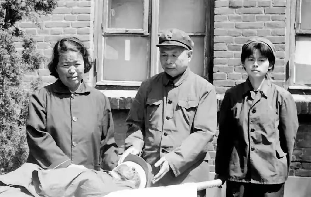 1980年6月6日，沈阳部队空军副司令员常仲连之子常向，在组织战术训练时负重伤，