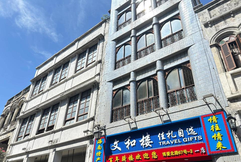 侄女辞去了免税店的工作，正式开始创业啦～
她的新店开张，我去转了转，感觉很不错哈