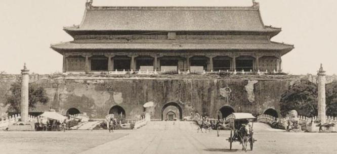 1969 年末，中央打算拆掉天安门广场再重新建设，然而在施工的时候，工人们在旧天
